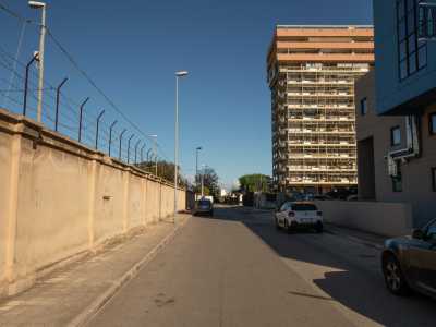 Appena superata l�inutilizzata Caserma Magrone, si apre sulla sinistra via Cesare Diomede Fresa, che dopo aver costeggiato l�Executive conduce alla retrostante campagna